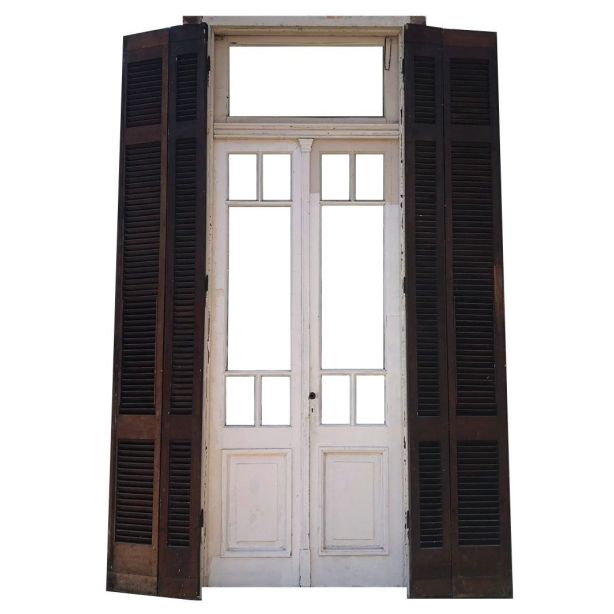 Puerta antigua de madera cedro con celosías