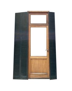 Antigua puerta de madera cedro con celosías