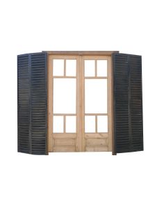 Puerta de madera antigua con celosías de hierro