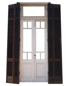 Puerta antigua de madera cedro con celosías
