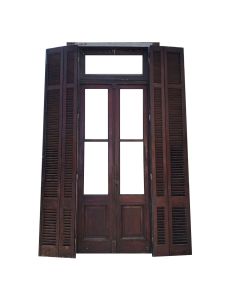 Dos puertas antiguas de madera cedro con celosías