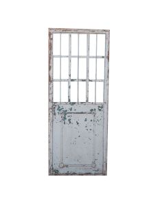 Antigua puerta petite de hierro con marco