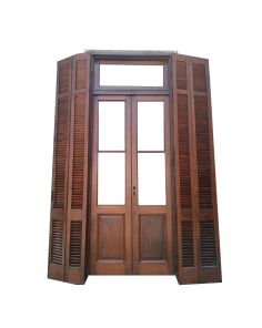 Tres puertas antiguas de madera cedro con celosías