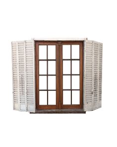 Antigua ventana de madera cedro con celosías