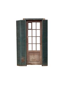 Antigua puerta de madera cedro con celosías