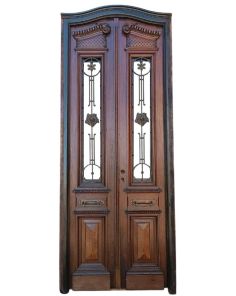 Antigua puerta de frente de cedro con rejas 