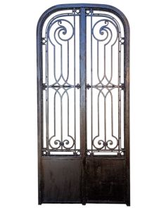 Antigua puerta de frente de hierro forjado