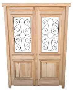 Puerta de frente en madera antigua con marco