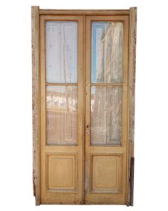 Antigua puerta de madera con postigos