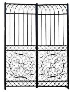 Antiguo portón de hierro forjado