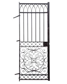 Antiguo portón o puerta de hierro forjado