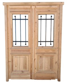 Puerta de frente en madera antigua pinotea con rejas