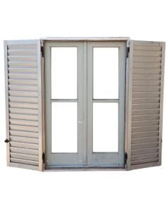 Antigua ventana de madera cedro con celosías