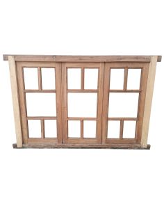 Dos antiguas ventanas de cedro con marco