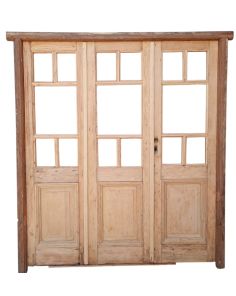 Portada griega de madera antigua con marco