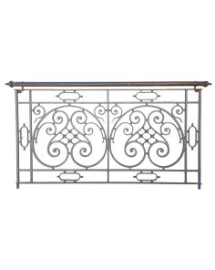 Antiguo balcón de hierro con baranda de bronce