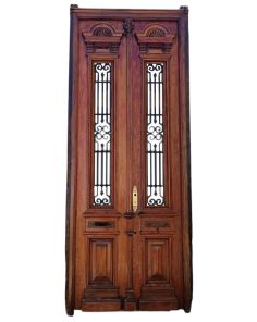 Antigua puerta de frente de cedro con rejas 