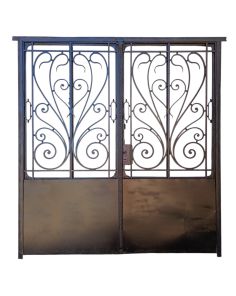 Antiguo portón de hierro forjado