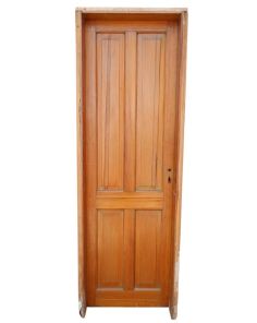 Puerta tablero de madera antigua con marco