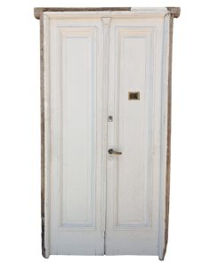 Antigua puerta de frente ciega de madera cedro