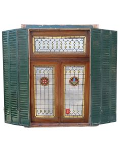 Dos antiguas ventanas de madera cedro con vitraux