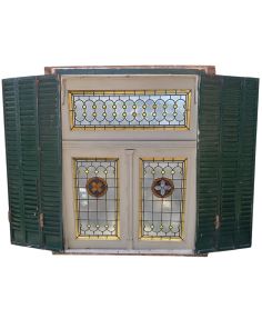 Antigua ventana de madera cedro con vitraux