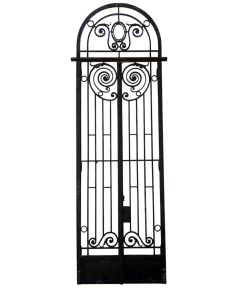 Dos antiguas puertas de frente de hierro forjado