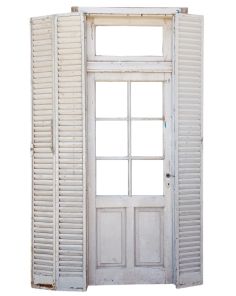 Dos puertas antiguas de cedro con celosías