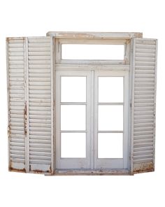 Antigua ventana de cedro con celosías