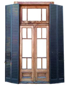 Antigua ventana de cedro con celosías