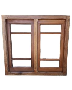 Antigua ventana de madera con marco