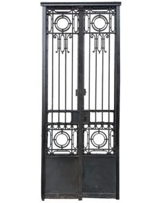 Antigua puerta de frente de hierro forjado 