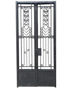 Antigua puerta de frente de hierro forjado 