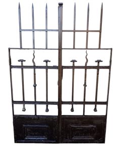 Antiguo portillo o puerta de hierro forjado