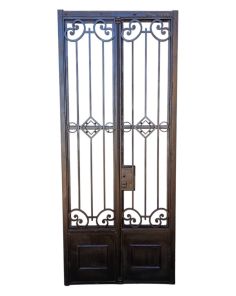Antigua puerta de frente de hierro forjado