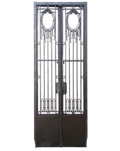 Antigua puerta de frente de hierro forjado