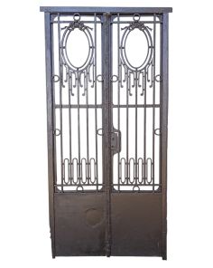Antigua puerta de frente de hierro forjado 