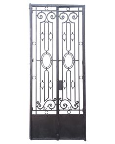 Antigua puerta de frente de hierro forjado