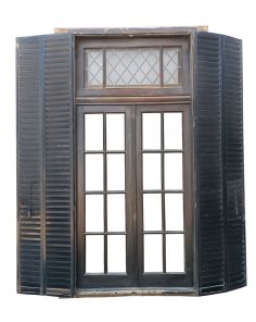 Ventana de cedro con vitraux y celosías