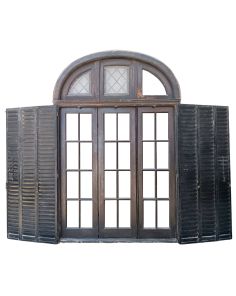 Ventana de cedro con vitraux y celosías