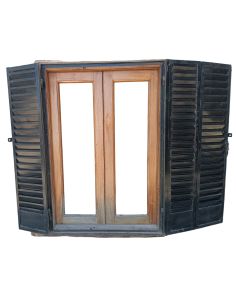 Dos ventanas de cedro con vidrios biselados