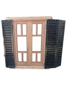 Ventana de madera cedro con celosías de hierro