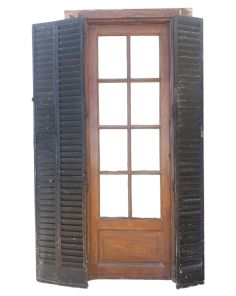 Puerta antigua de cedro con celosías