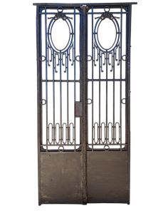 Antigua puerta de frente de hierro forjado 