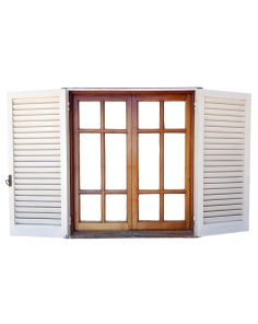 Seis antiguas ventanas de cedro con celosías