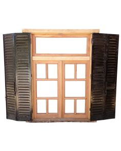 Antigua ventana de madera cedro con celosías