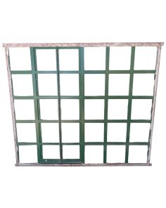 Dos antiguas ventanas tipo mampara de hierro