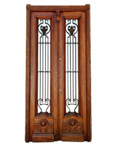 Antigua puerta de frente de cedro con rejas 