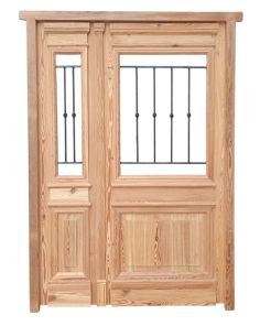 Puerta de frente en madera antigua pinotea con rejas