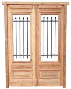 Puerta de frente en madera antigua pinotea con rejas